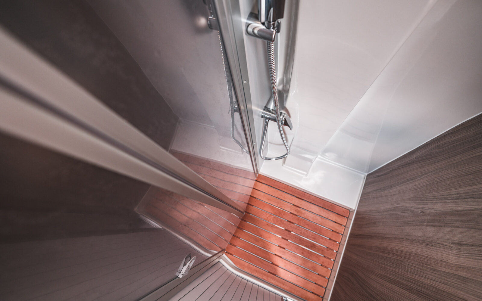 Salle de bain moderne avec douche dans le van aménagé - Trip'in location de vans