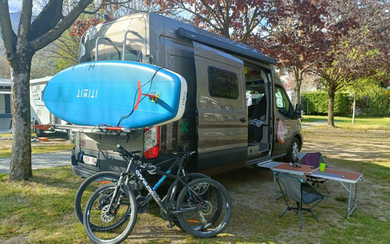 Van aménagé équipé pour le sport avec un kayak et des vélos attachés - Trip'in location de vans